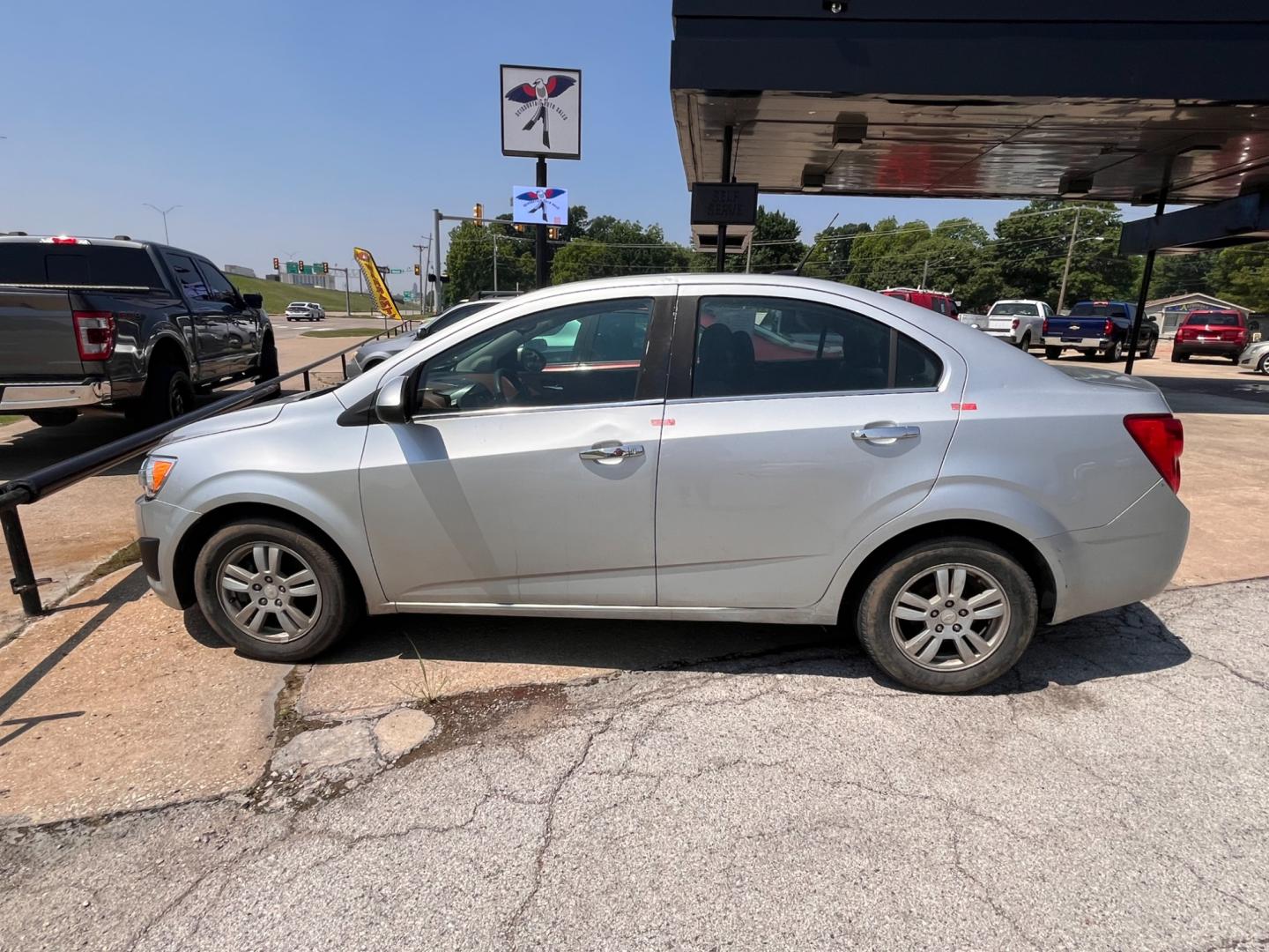 2013 SILVER Chevrolet Sonic LT Auto Sedan (1G1JC5SHXD4) with an 1.8L L4 DOHC 24V FFV engine, 6-Speed Automatic transmission, located at 8101 E. Skelly Dr., Tulsa, OK, 74129, (918) 592-3593, 36.121891, -95.888802 - Photo#3